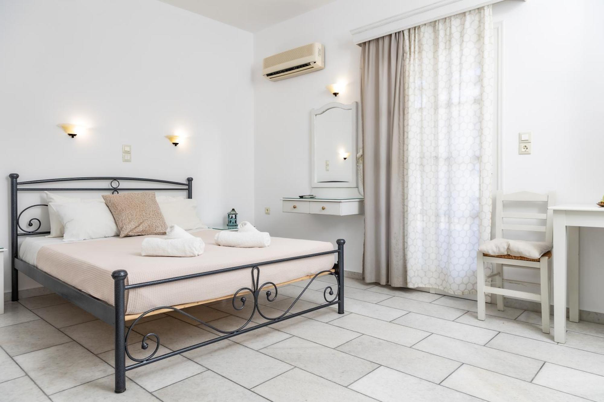 Depis Studios & Apartments Naxos City Exteriör bild